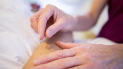 訪問でマッサージと鍼はどっちを選べばいい？違いと対象者別おすすめ
